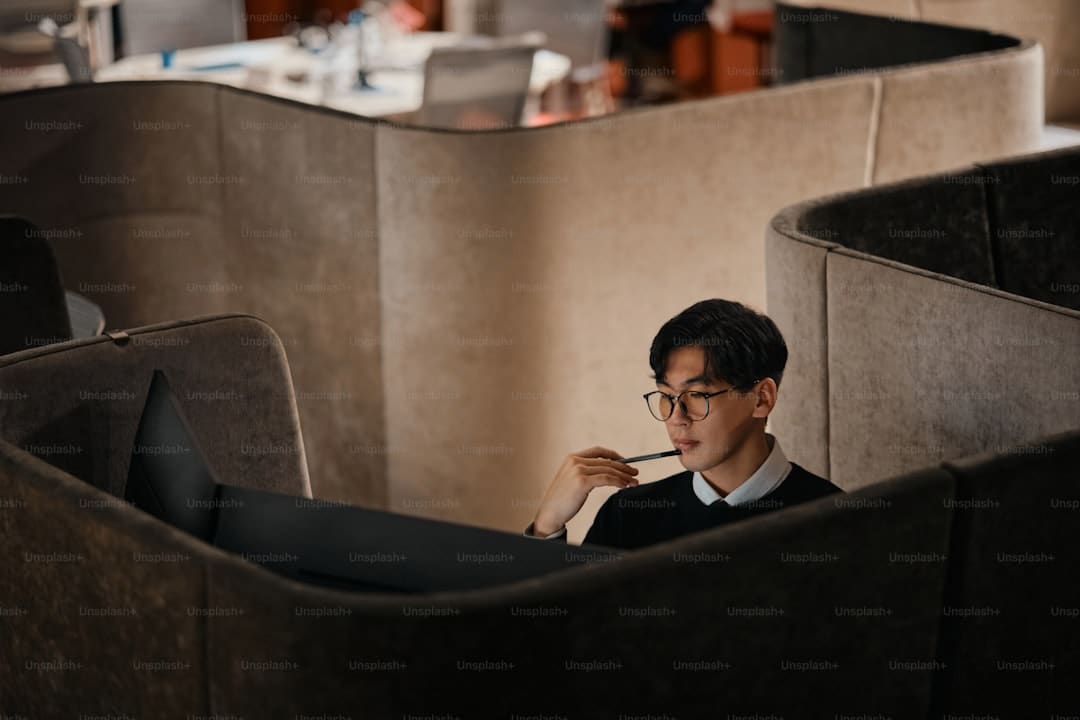双雄+AI，《捕风追影》演绎“新港片”